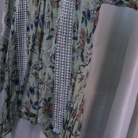 Elegant Floral Lace-Trim Blouse - Picture 9 of 11